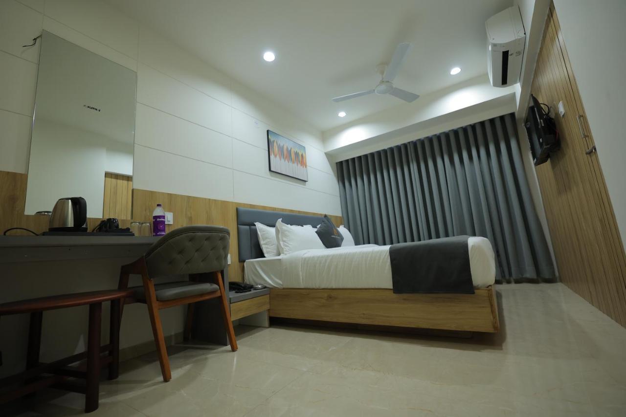 Hotel Shayan Inn Rajkot Eksteriør billede
