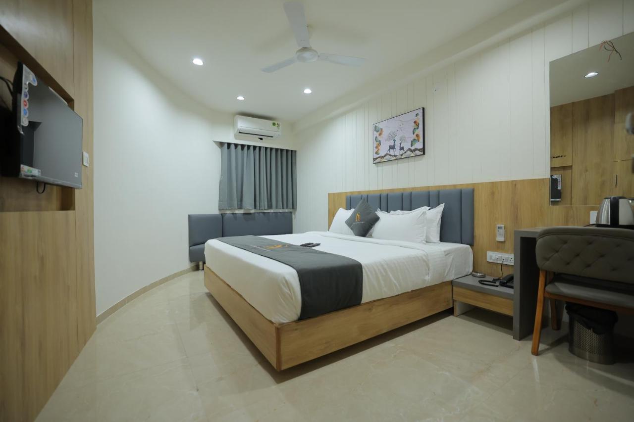 Hotel Shayan Inn Rajkot Eksteriør billede