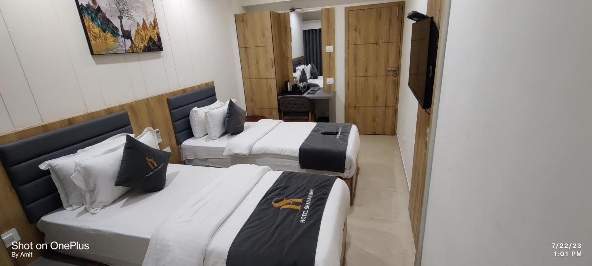 Hotel Shayan Inn Rajkot Eksteriør billede