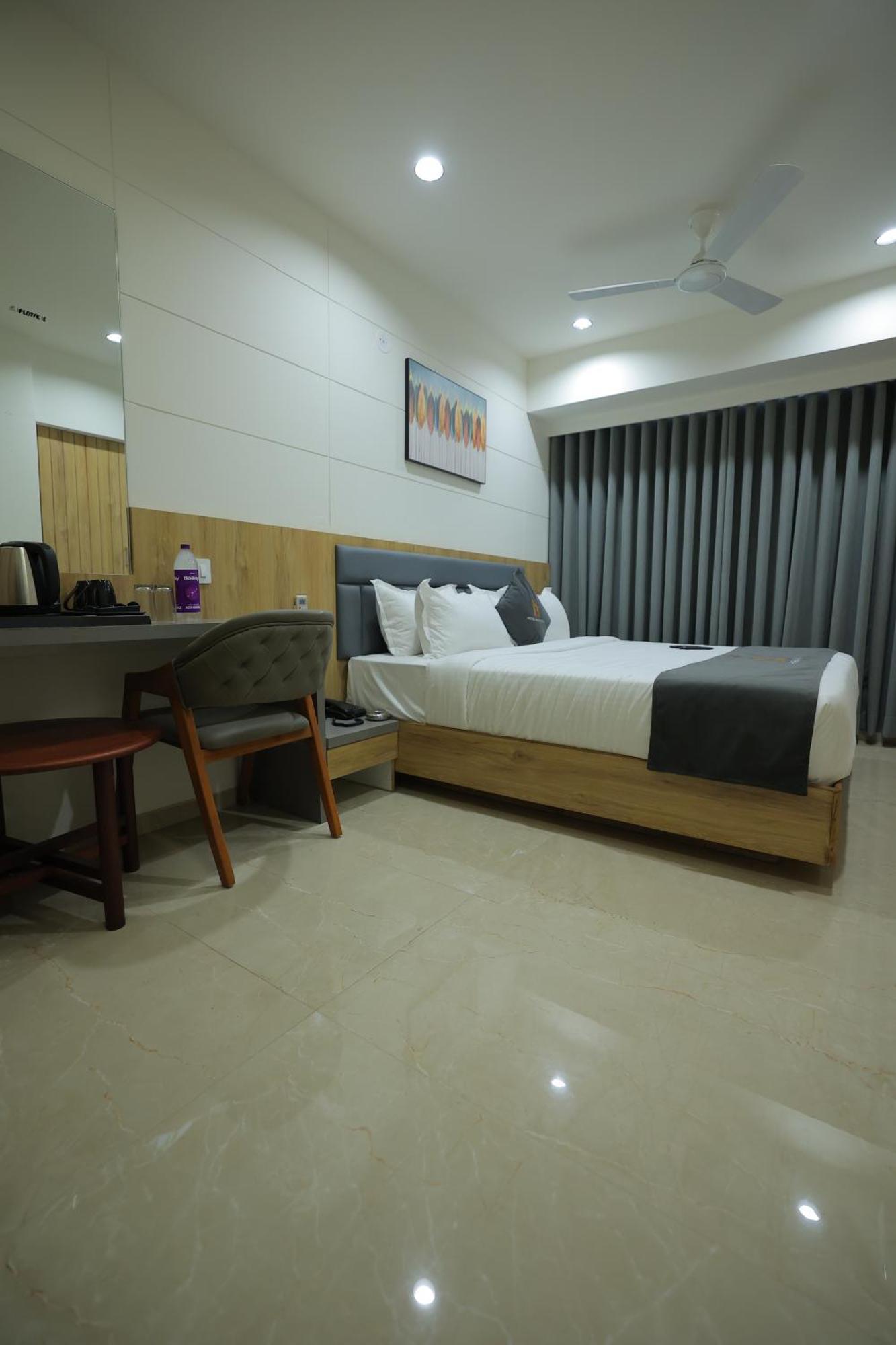 Hotel Shayan Inn Rajkot Eksteriør billede