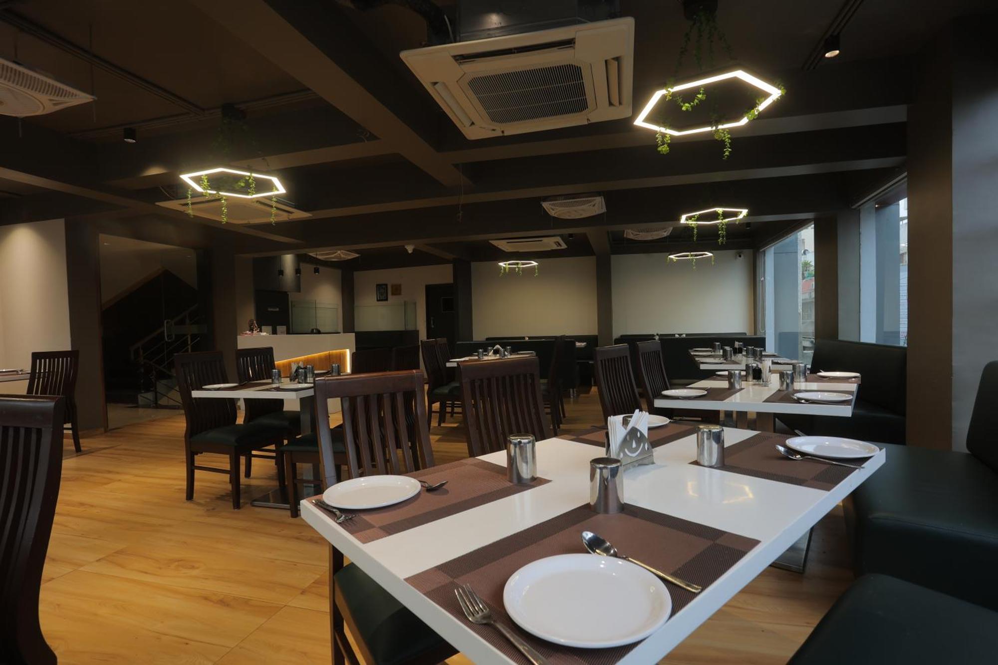Hotel Shayan Inn Rajkot Eksteriør billede