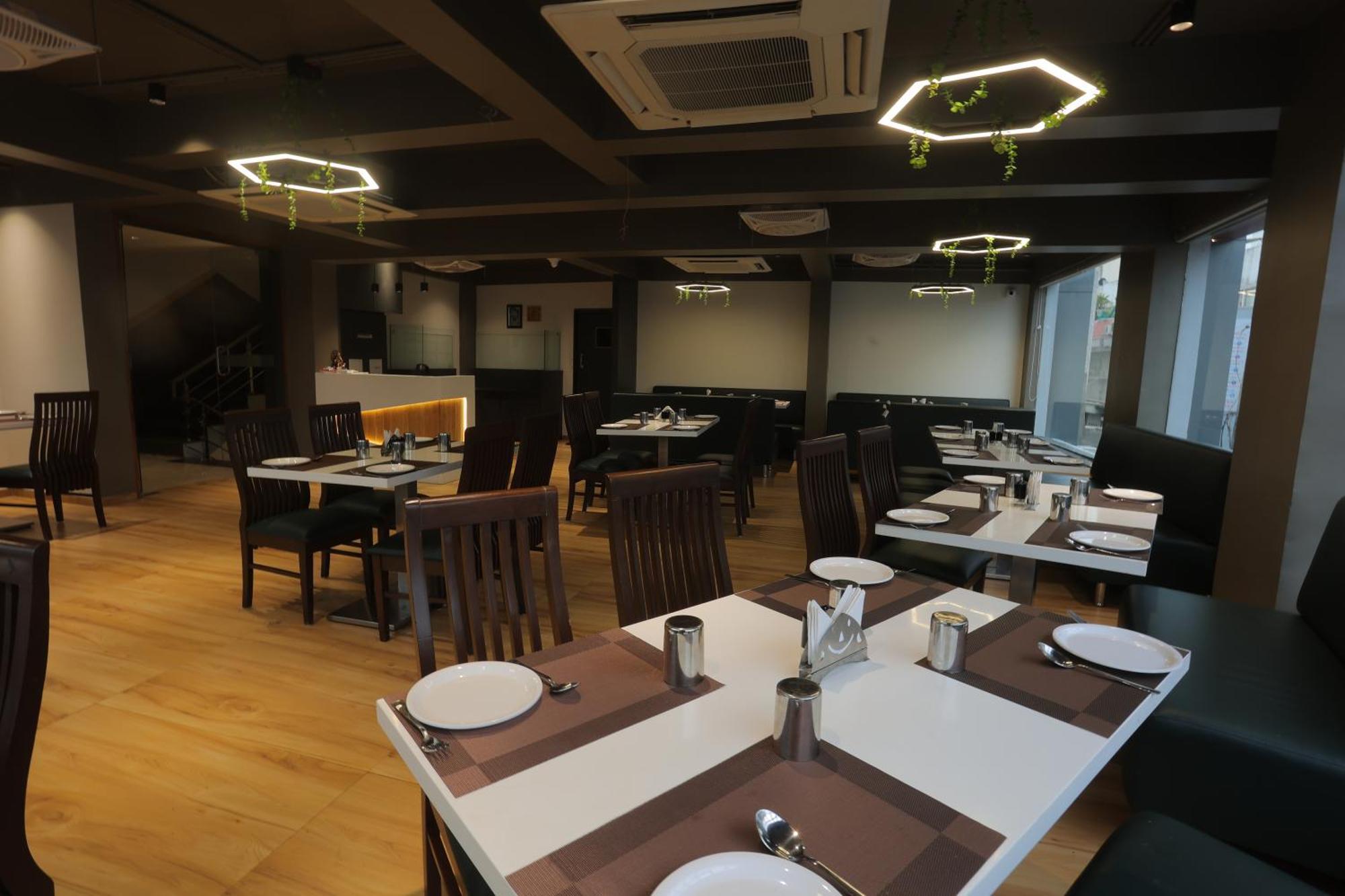 Hotel Shayan Inn Rajkot Eksteriør billede